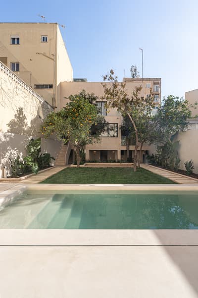 Architectural project - minimalist garden, natural elements, backyard, al fresco, small garden, home exterior, sustainable garden, city oasis, pool area, swimming pool, relaxation space, leisure area, outdoor space, outdoor living, passive design, natural tones, eco design, urban landscape, green, neutral tones, daylight, landscape architecture, beige, simple design, serene atmosphere, tranquil setting, modern facade, clean lines, white, plaster, compact design, garden design, terracotta, greenery, lush garden, residential space, family home, bright space, patio area, plaster walls, outdoor retreat, private garden, urban garden, outdoor relaxation