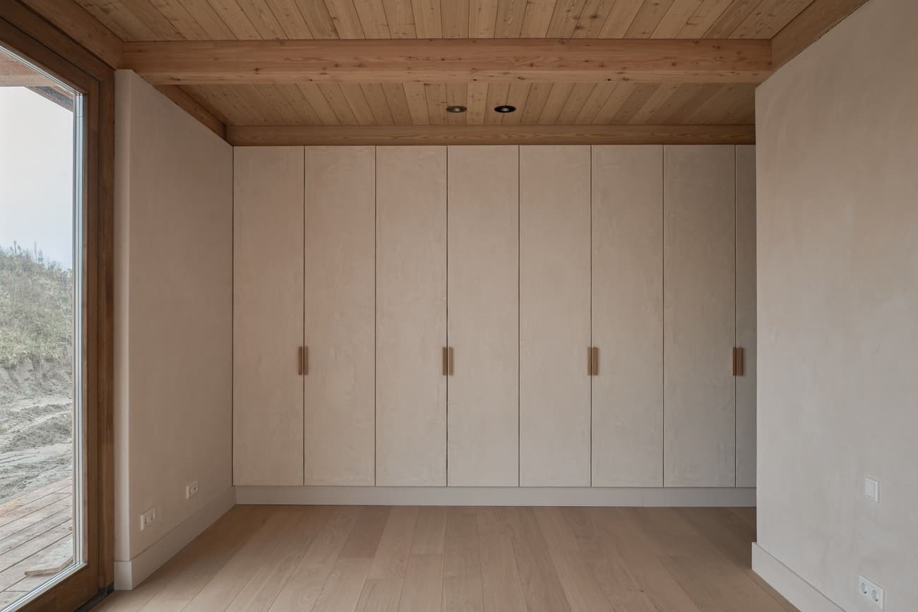 Architectural project - beige walls, warm minimalism, natural materials, eco-friendly design, wood, timber, natural light, warm tones, daylight, beige, light wood, functional design, compact space, natural textures, calming interior, Scandinavian style, neutral palette, serene space, simple space, sustainable home, clean lines, Nordic design, plaster, timber ceiling, plaster walls, home design, wood ceiling, built-in storage, Japandi, minimalist interior, residential interior, bright room