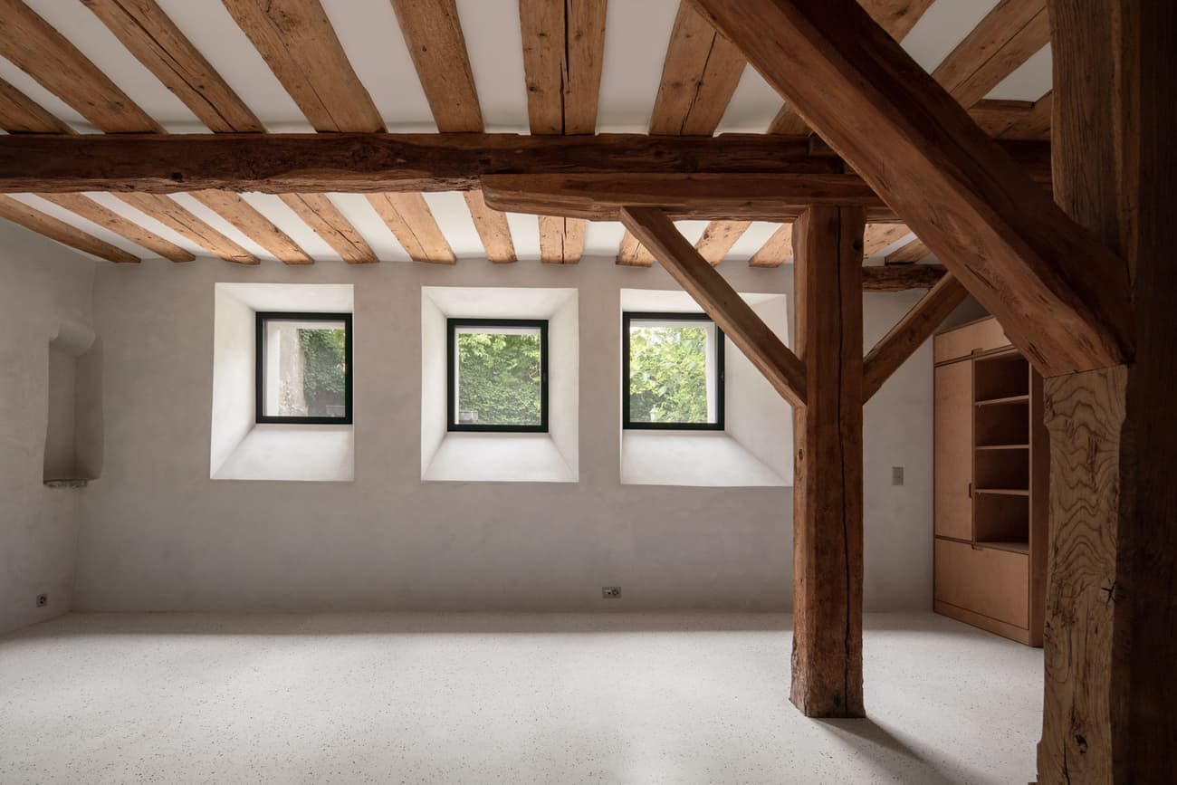Architectural project - rustic interior, cottage vibe, airy room, restoration, oak wood, warm interior, natural materials, sustainable materials, wood, timber, timber frame, natural light, neutral tones, exposed beams, daylight, farmhouse style, simple design, wood beams, timber beams, rustic modern, rustic charm, minimalist design, serene space, cozy space, wood structure, earth tones, modern rustic, eco home, white walls, inviting home, plaster, traditional architecture, heritage building, traditional style, textured walls, built-in shelves, residential space, bright interior, calm atmosphere, plaster walls, home interior, open space, renovation, wooden shelves, light flooring