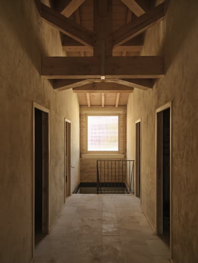 Architectural project - indoor light, rustic chic, cozy ambiance, rustic elegance, rustic interior, clay walls, tan, farmhouse modern, quiet space, rustic hallway, rustic corridor, serene retreat, inner sanctuary, mindful design, corridor design, refurbishment, natural materials, architectural detail, eco-friendly design, wood, timber, natural light, inviting atmosphere, warm tones, neutral tones, exposed beams, ceiling beams, daylight, wooden ceiling, beige, brown, light wood, wooden beams, farmhouse style, simple design, honey wood, timber beams, rustic charm, minimalist style, relaxed atmosphere, earth tones, sustainable home, cozy vibe, plaster, timber ceiling, clay, traditional style, textured walls, warm vibe, interior, plaster walls, earthy textures, renovation, casual elegance, hallway design
