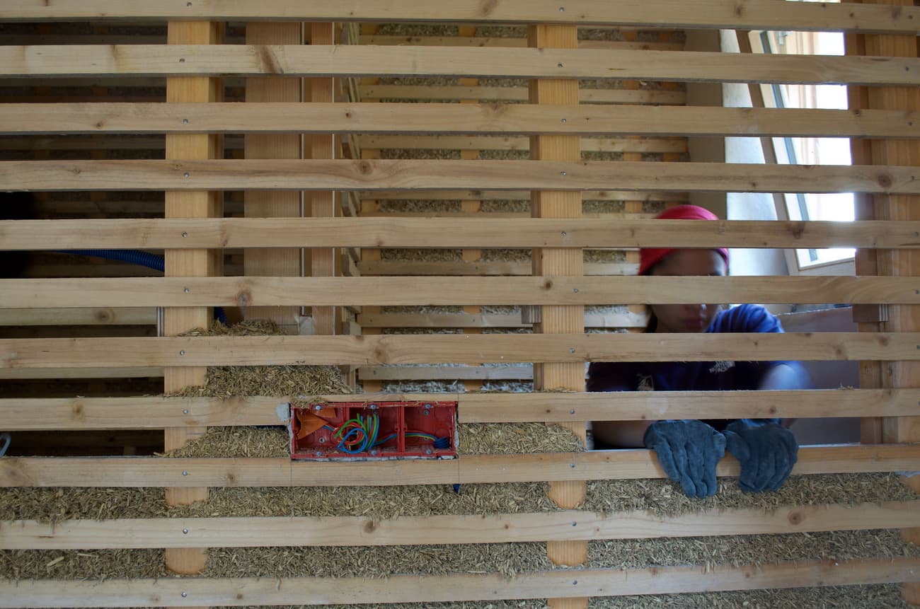 Architectural project - exposed timber, straw, unfinished wall, timber texture, earthy design, hand-built, rustic construction, renewable resources, natural materials, eco-friendly design, wood, timber, timber frame, green building, sustainable architecture, renewable materials, neutral tones, construction process, building site, wood framework, beige, vernacular architecture, wood structure, sustainable building, eco construction, circular construction, biophilic design, rural construction, passive house, energy efficient, natural texture, low carbon building, timber wall, straw insulation, natural insulation