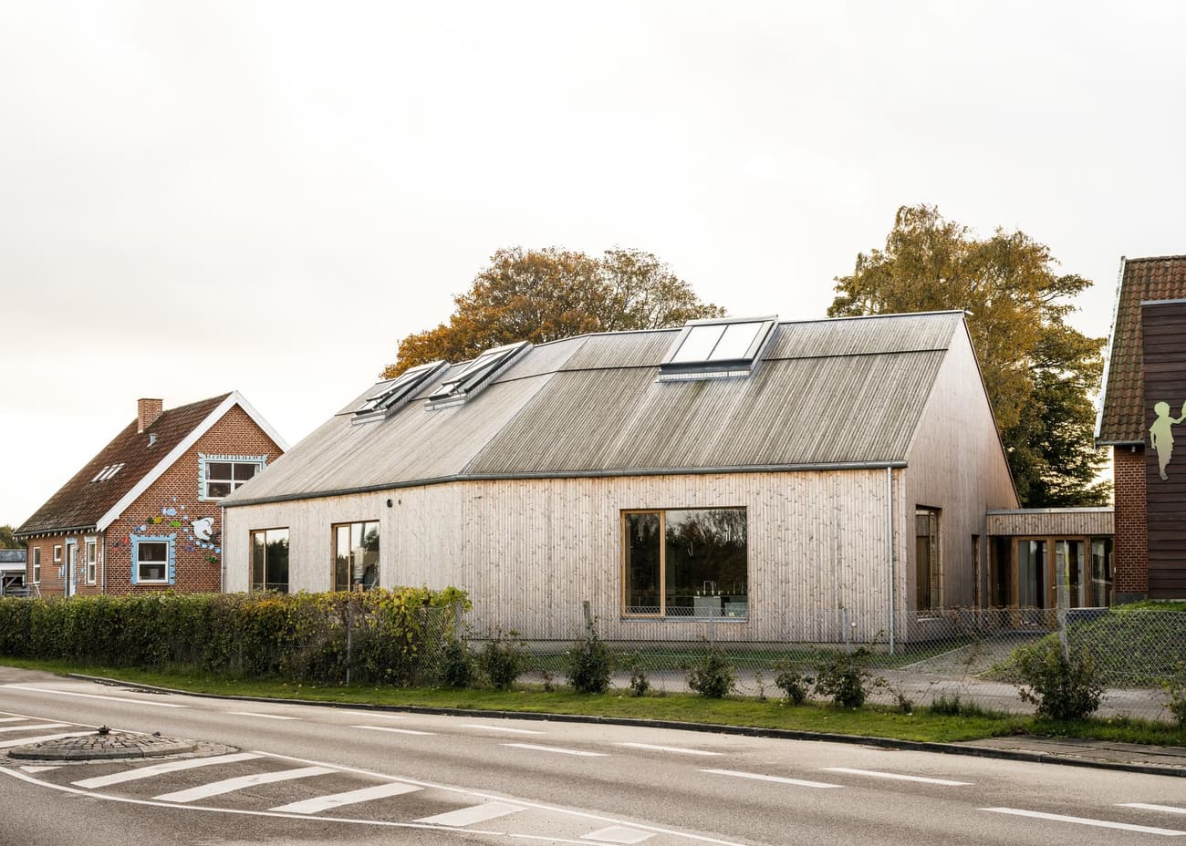 Architectural project - light grey, skylights, modern barn, seamless blend, sustainable materials, wood, timber, natural light, glass, warm tones, modular design, eco design, neutral tones, beige, timber facade, daylight optimization, rural architecture, natural textures, rustic charm, Scandinavian style, minimalist design, passive house, natural ventilation, landscape integration, clean lines, timber cladding, wood cladding, Nordic design, eco friendly home, cozy vibe, energy efficient, airy space, open plan, pitched roof, residential design, garden view, gable roof, barn style, warm vibe, eco architecture, wooden facade, spacious home, bright interior, countryside house, sustainable house, family home, simple lines
