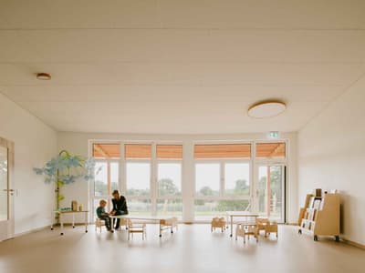Architectural project - sustainable space, indoor play, wooden toys, airy room, inviting, spacious, educational environment, warm interior, natural materials, eco-friendly design, wood, natural light, community space, neutral tones, daylight, beige, light wood, Scandinavian style, neutral palette, minimalist design, social space, interactive space, multifunctional, creative space, large windows, white, Nordic design, cozy vibe, open layout, family space, child friendly, bright interior, calm atmosphere, simple decor, open space, educational space, playroom, learning environment, family area