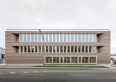 Architectural project - beige facade, commercial facade, modern workspace, horizontal lines, symmetrical design, modernist design, rectilinear form, modern office, office building, structural clarity, sleek facade, rooftop, symmetrical facade, corporate design, urban workspace, professional environment, business center, horizontal panels, minimal design, natural materials, wood, timber, urban setting, natural light, sustainable design, glass, eco design, contemporary architecture, grey, neutral tones, daylight, urban development, city architecture, concrete, flat roof, minimalist style, passive house, modern facade, clean lines, large windows, window wall, timber cladding, wood cladding, white, energy efficient, concrete base, glass windows, modern style, urban architecture, simple lines, light facade, public building, glass facade, rectangular form, urban facade, street view, contemporary building