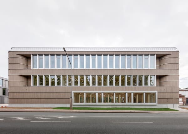 Architectural project - beige facade, commercial facade, modern workspace, horizontal lines, symmetrical design, modernist design, rectilinear form, modern office, office building, structural clarity, sleek facade, rooftop, symmetrical facade, corporate design, urban workspace, professional environment, business center, horizontal panels, minimal design, natural materials, wood, timber, urban setting, natural light, sustainable design, glass, eco design, contemporary architecture, grey, neutral tones, daylight, urban development, city architecture, concrete, flat roof, minimalist style, passive house, modern facade, clean lines, large windows, window wall, timber cladding, wood cladding, white, energy efficient, concrete base, glass windows, modern style, urban architecture, simple lines, light facade, public building, glass facade, rectangular form, urban facade, street view, contemporary building