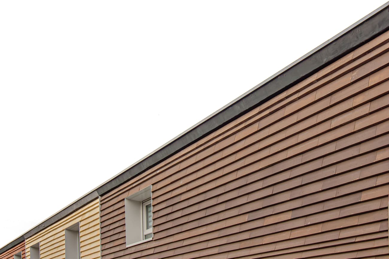 Architectural project - linear design, horizontal lines, residential exterior, linear pattern, horizontal cladding, outdoor cladding, architect’s choice, rhythmic facade, rectilinear form, sustainable materials, wood, timber, sustainable design, warm tones, eco design, green building, neutral tones, beige, wood facade, timber facade, architectural facade, geometric pattern, low carbon design, engineered wood, facade detail, light brown, minimalist design, clean aesthetic, eco-friendly materials, passive house, modern facade, clean lines, modern architecture, energy efficient, wooden cladding, sleek design, contemporary facade, simple lines, facade texture, modern exterior, facade rhythm, understated elegance, smooth finish, seamless design, exterior cladding, residential facade