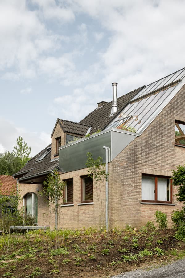 Architectural project - light grey, rooftop garden, minimalist garden, glass roof, brick house, roof terrace, clay brick, metal detailing, countryside vibe, modern countryside, natural materials, metal, outdoor space, natural light, passive design, sustainable design, glass, grey, green, brown, modern aesthetic, rustic modern, circular design, modern rustic, eco home, rural design, energy efficient design, eco friendly home, inviting home, energy efficient, warm atmosphere, sloped roof, pitched roof, brick, landscape design, exterior view, garden view, residential architecture, residential home, family home, textured facade, timeless design, cozy home, facade design, green roof, natural surroundings, sustainable living, skylight, suburban house, urban retreat, brown brick, green plants