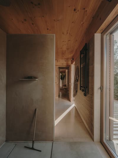 Architectural project - rustic chic, country house, indoor atmosphere, calm environment, southern style, warm shades, warm interior, intimate space, natural materials, wood, timber, natural light, sustainable design, warm tones, neutral tones, daylight, beige, brown, eco friendly, simple design, rustic vibe, organic design, neutral palette, timber walls, exposed wood, rammed earth, modern rustic, textured wall, plaster wall, plaster, wood walls, beige tones, timber ceiling, relaxed living, inviting space, minimalist decor, green home, earthy tones, peaceful retreat, earthy palette, rustic home, earthy textures, wood ceiling, cozy home, hallway