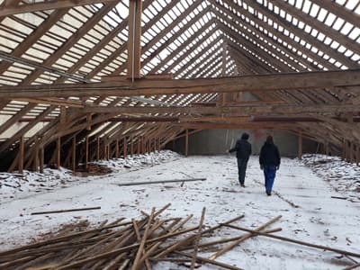 Architectural project - building renovation, restoration project, attic space, loft conversion, exposed framework, renovation potential, rustic structure, architectural design, wood, timber, raw materials, warm tones, timber structure, construction site, construction process, construction project, beige, brown, light wood, natural wood, architectural framework, wooden beams, wood beams, timber beams, structural beams, sloped roof, pitched roof, exposed rafters, residential building, interior space, home improvement, home renovation
