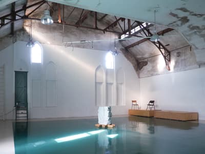 Architectural project - raw finishes, workshop space, modern industrial, loft style, meeting room, raw aesthetic, polished floor, concrete walls, historic building, arched windows, reflective floor, studio space, airy ambiance, industrial design, steel, natural light, teal, grey, neutral tones, steel beams, exposed beams, daylight, multi-use space, concrete, rustic roof, simple design, minimalist vibe, event space, urban space, adaptable space, creative space, modern rustic, white, architectural details, plaster, bright interior, plaster walls, interior space, open space, industrial space, versatile space, high ceiling, vaulted ceiling